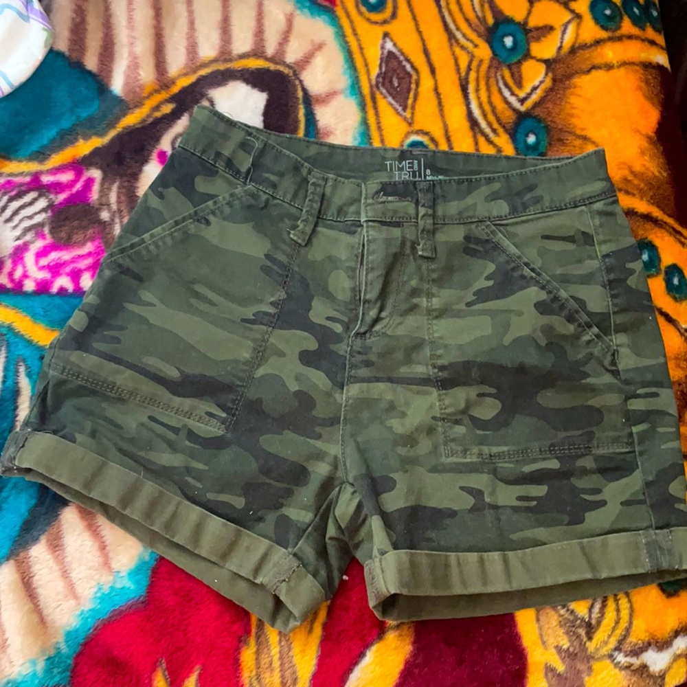 Camo mid rise shorts